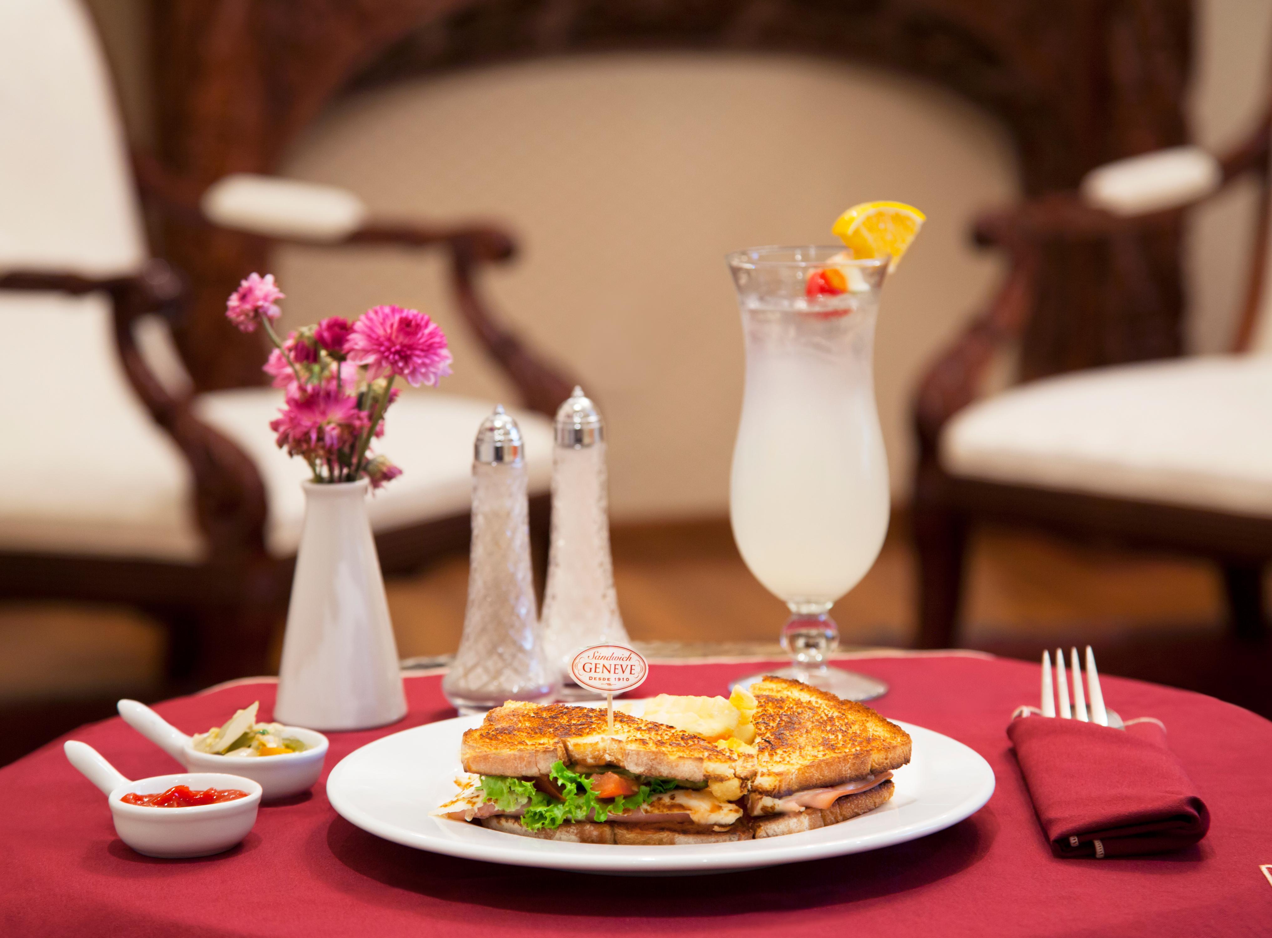 Hotel Geneve Cd De Mexico Exterior foto A table set for fine dining